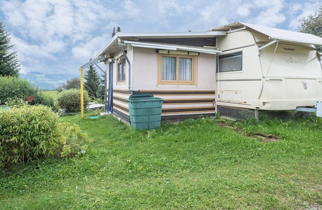 Gemütlicher Wohnwagen "Camping Stellplatz Nr. 43" mit Bergblick, Gartenanlage und WLAN