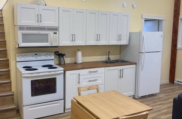 Cozy Carriage Home with Hot Tub. Pet-Friendly!