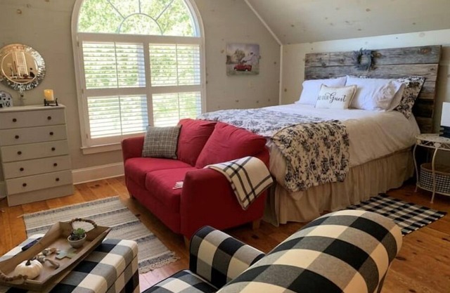 Cozy Carriage House Apartment on Horse Farm