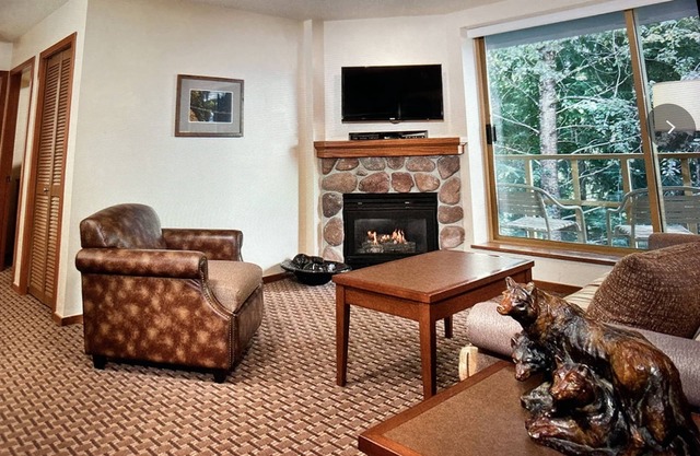 Cozy Cascade Lodge is moments away from your ski lift or the charm of town.