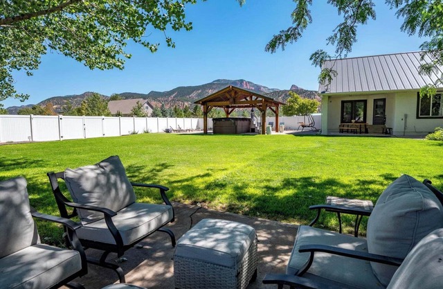 Cozy Casita on 3 acres w/ views of Zion Fingers -Swim Spa & Pickleball Court!
