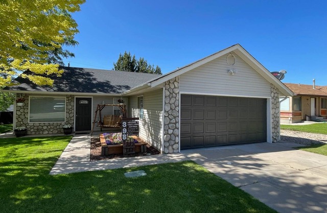 ★Cozy Cedar Cottage★3/2 ★ Fenced yard ★ Playset★SPA