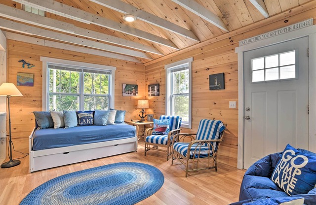 Cozy Cedarville Cottage - Walk to Lake Huron!