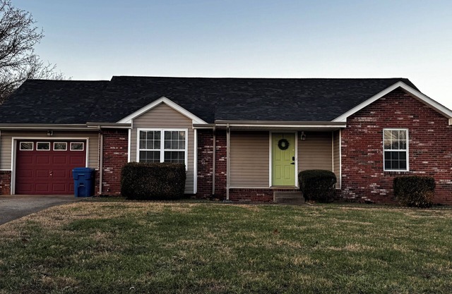 Cozy Central Bungalow Exit 1 Pet friendly Established neighborhood