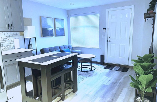 Cozy Central Vancouver Suite Prime Location Near Airport, Transit, and Downtown