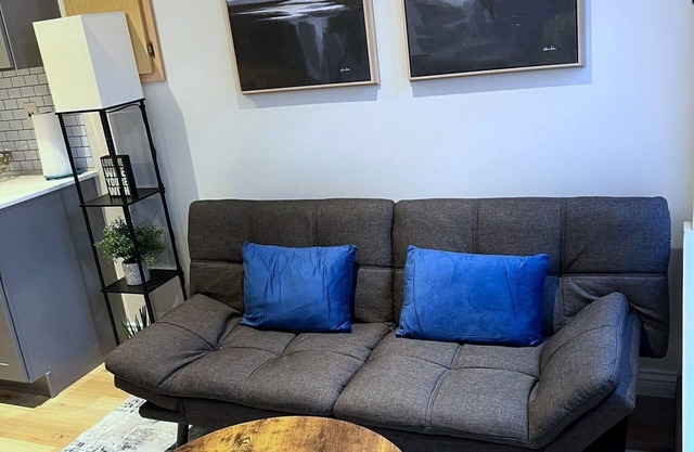 Cozy Central Vancouver Suite Prime Location Near Airport, Transit, and Downtown