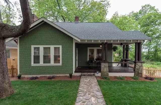 Cozy & Centrally Located Downtown Retreat