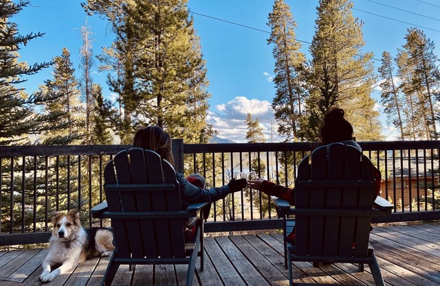 Cozy Chalet - 1 mile from town entrance! Lake Views!