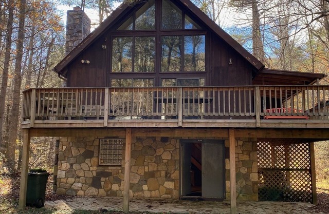 Cozy Chalet bordering Shenandoah Park near Massanutten Resort and Skyline Drive.