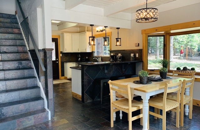 Cozy Chalet & Dog Friendly!