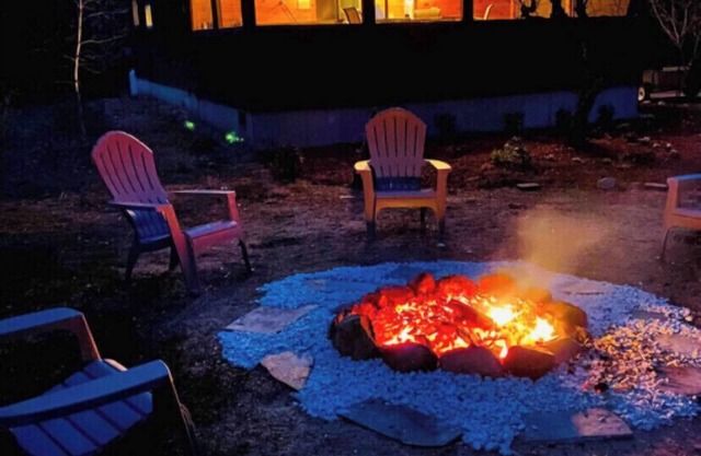 Cozy Chalet, Hot Tub, <30min to N. Conway, Pets ok