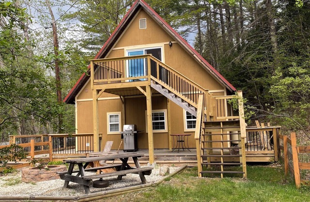 Cozy chalet in adorable Keene with AC, WiFi