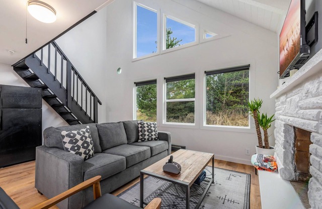 Cozy Chalet in Ocean Shores located within steps from the beach
