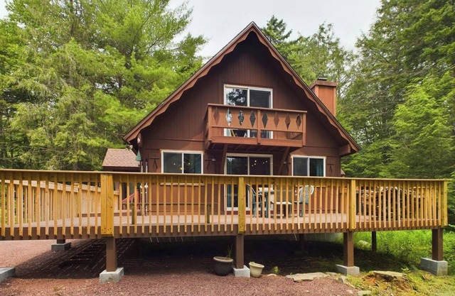 Cozy Chalet in Pocono Pines. Two blocks from Lake Naomi.