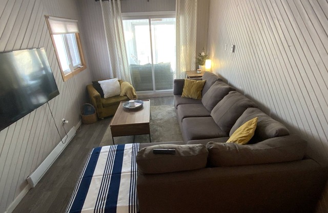 Cozy chalet on the lake, 9 km from Val d’Irene ski station.