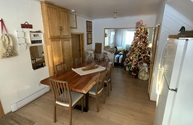 Cozy chalet on the lake, 9 km from Val d’Irene ski station.