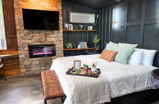 Cozy chalet overlooking our horses and cattle!