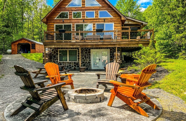 Cozy Chalet retreat on Lake Pennock