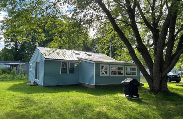 Cozy channel cottage with dock and access to North Sandy Pond.