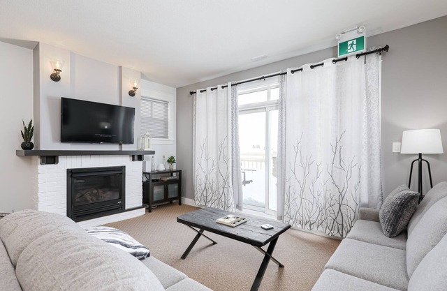 Cozy & Charming Retreat at Blue Mountain