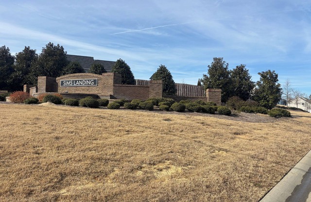Cozy & Charming 4-bdr house, clubhouse, pool. Close to shops & 6mls to masters.