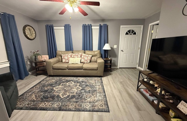 Charming 2-bedroom house in Oswego NY, with WiFi and AC
