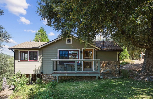 Cozy & Charming, remodeled 2-bedroom cabin in Julian. Views to mountains.
