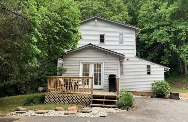 Cozy Cherokee Getaway 5 miles from Harrahs Cherokee Casino! 5 minutes from DT