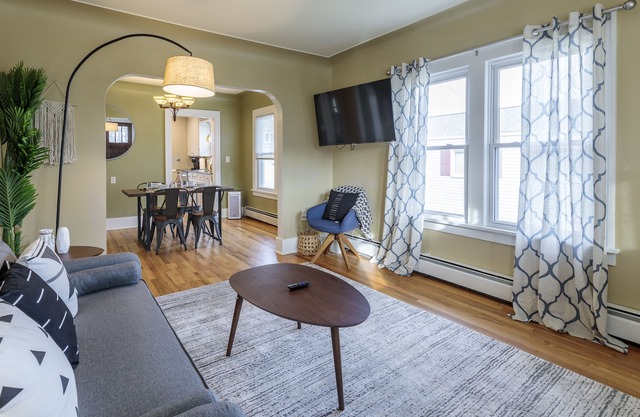 Cozy, Chic 2 BR Plymouth Getaway