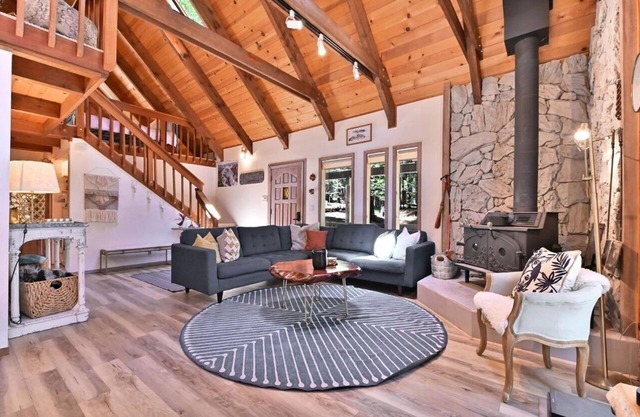 Cozy Chic Chalet - Bright & Modern Family Retreat. Dog Friendly w/Hot Tub