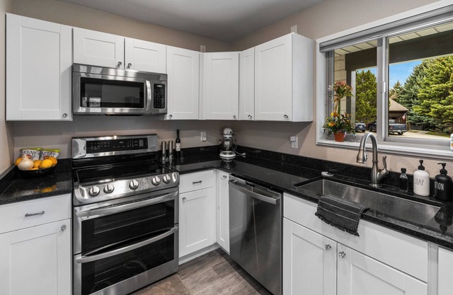 Cozy Chic: Updated Retreat - Pet Friendly - Hot Tub
