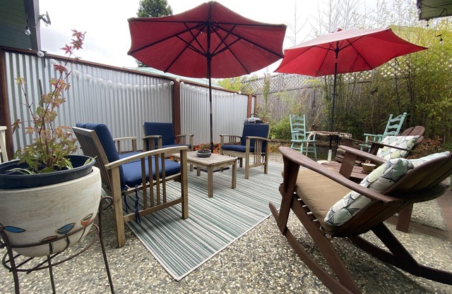 Cozy & chill modern cottage close to shops & beach