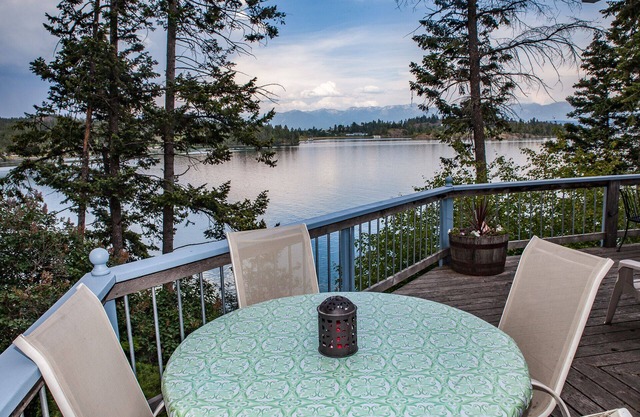 Flathead Lakefront Hide Away! Whirlpool-Ansichten-Komfort-Feuer Pit-Kanu-Dock