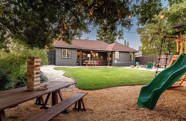 Cozy City Cabin w/King Bed/Fire Pit/Foosball/ Arcades/Playground and Nice Yard