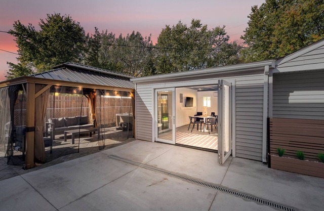 Cozy Clawson Getaway with Hot Tub & Arcade