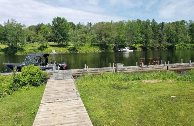 Cozy, clean 3-bedroom cabin on Moose River