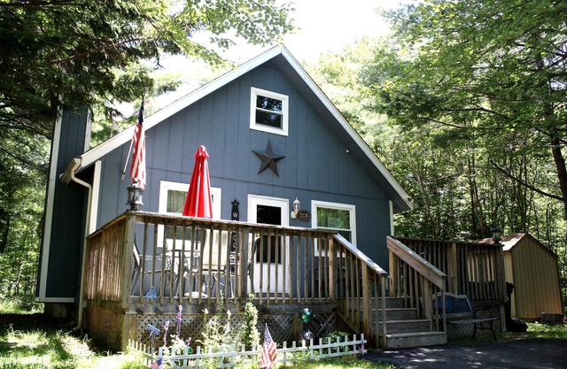 COSY & CLEAN! 2 BR Pocono MTN Chalet w tolle Lage!