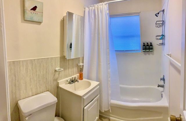 Cozy & Clean 2B/1B in Midtown – 22B