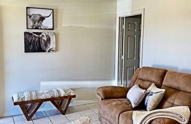 Cozy, clean and lovely 1 bedroom apartment with full kitchen. Pet friendly!
