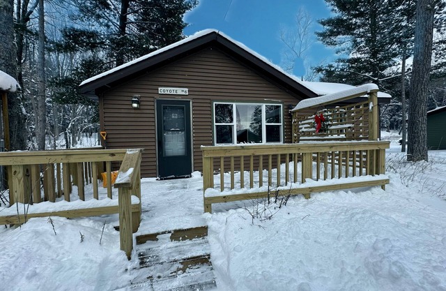 2-Zimmer-Kabine im Northwoods Resort am AuTrain Lake! Zugang zum Sandstrand, Sauna!