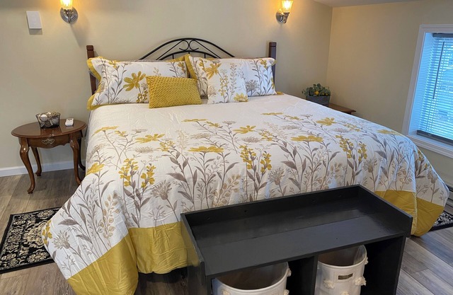Cozy, Clean & Convenient 1-bedroom apartment with AC & WiFi in charming Clayton