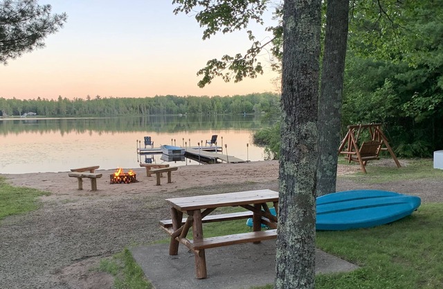 Cozy & clean cottage on lake near Pictured Rocks