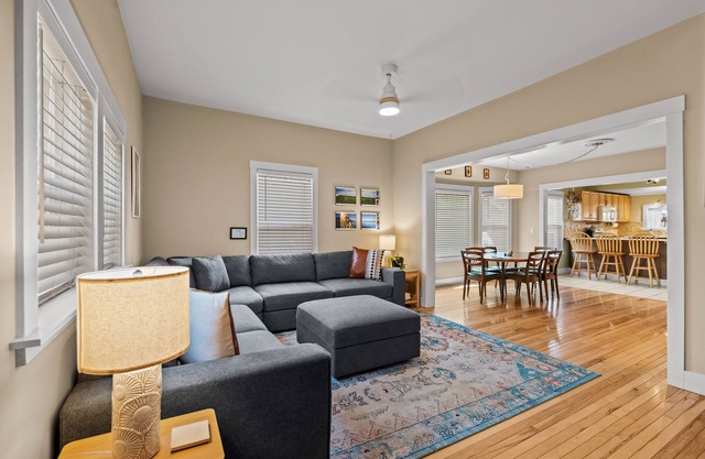 Gemütliches 2 Bd. Zuhause, einen kurzen Spaziergang von der Innenstadt, Restaurants und Einkaufsmöglichkeiten