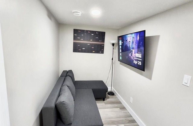 Cozy Clean-living space with full kitchen, strong Wi-Fi. Family friendly!