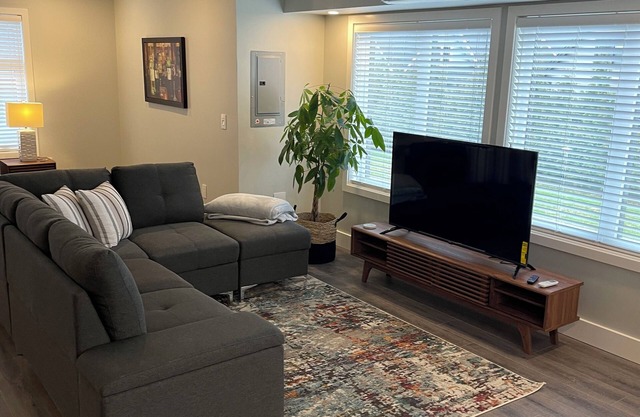 Cozy Coach private and quiet Langley Township with WiFi, AC