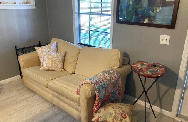 Cozy Coastal Bungalow Close to Marina