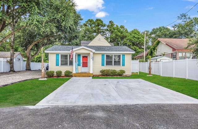 Cozy Coastal Cottage with outdoor shower, Pet-Friendly!