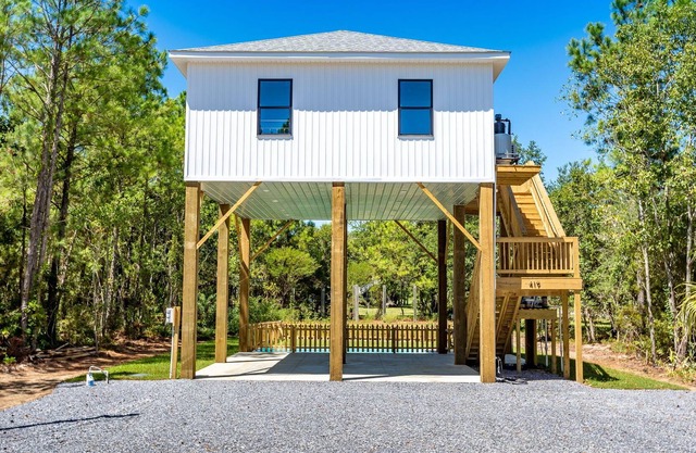 Cozy Coastal Cottage w/ dock, boat launch and a pool!!