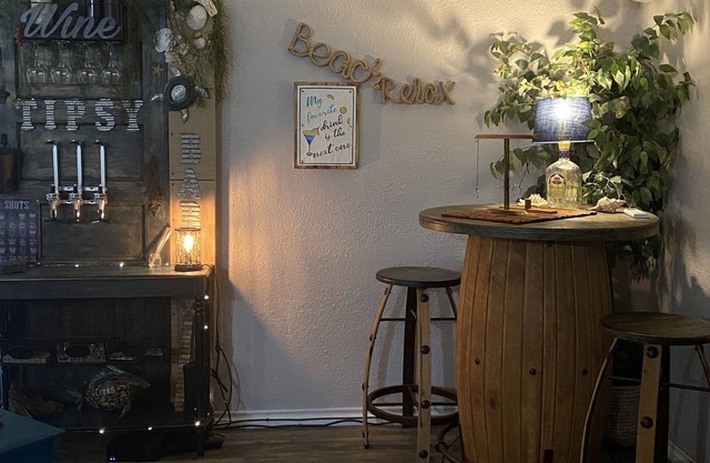 Cozy Coastal Cottage in Holiday Beach only minutes from everything