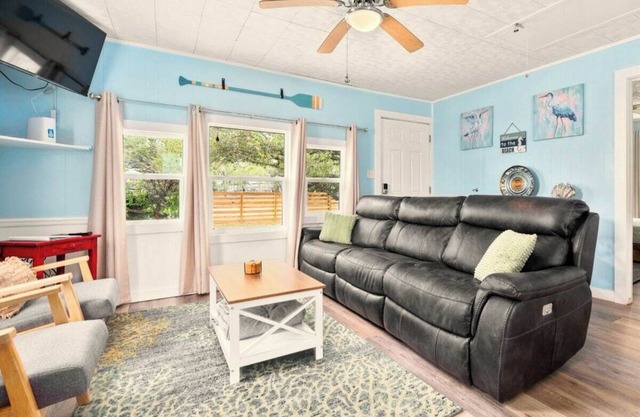 Cozy Coastal Cottage @Holiday Beach~Pet friendly!